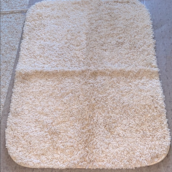 TAN BATH MAT LIKE NEW - Picture 1 of 3